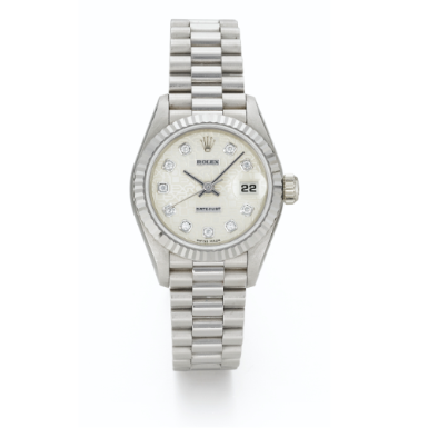 ROLEX - A LADY'S WHITE GOLD AUTOMATIC CENTER SECONDS WRISTWATCH WITH DATE, DIAMOND-SET INDEXES AND BRACELET CIRCA 1993 REF 69179 DATEJUST