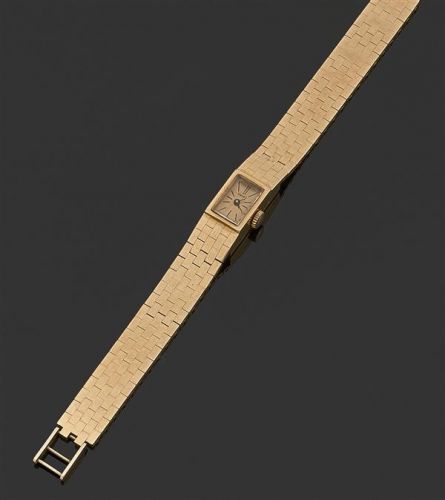 OBREY. ANNÉES 40. Montre bracelet de dame en or rose avec boîtier rectangulaire. Cadran doré avec index peints. Mouvement mécanique signé Zephyr. Bracelet petites mailles brique en or rose poli avec boucle simple.. Cadran signé.. Dim. 23 x 10 mm. L. 17,5 