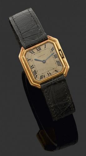 CARTIER. CEINTURE. ANNÉES 40. Montre bracelet avec boîtier carré à double godron et pans coupés en or jaune. Cadran argenté patiné avec index chiffres romains peints, chemin de fer et aiguilles glaive en acier bleui. Mouvement mécanique. Bracelet cuir ave