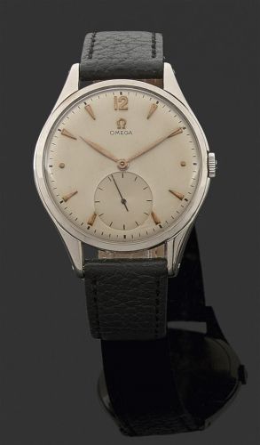 OMEGA. réf. 2505-12. VERS 1940. Montre bracelet avec boîtier rond oversize en acier inoxydable. Cadran argenté avec index flèche appliqués et cadran auxiliaire pour la petite seconde. Mouvement mécanique, cal. 265. Bracelet cuir avec boucle ardillon.. Cad