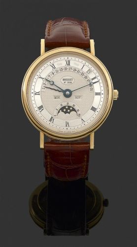 BREGUET. CLASSIQUE-QUANTIÈME PERPÉTUEL-DATE RETROGRADE. réf. 3787. PRODUIT DANS LES ANNÉES 2000. Montre bracelet à complications en or jaune. Cadran argenté et guilloché à la main, avec index chiffres romains et aiguilles Breguet en acier bleui. Indicatio