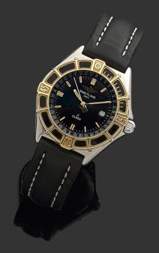 BREITLING. J CLASS. réf. D52063. Montre bracelet de dame avec boîtier rond en acier. Cadran noir avec index bâton appliqués et aiguilles luminescents, seconde centrale et guichet dateur à 3h. Lunette tournante unidirectionnelle en or jaune avec quarts.. M
