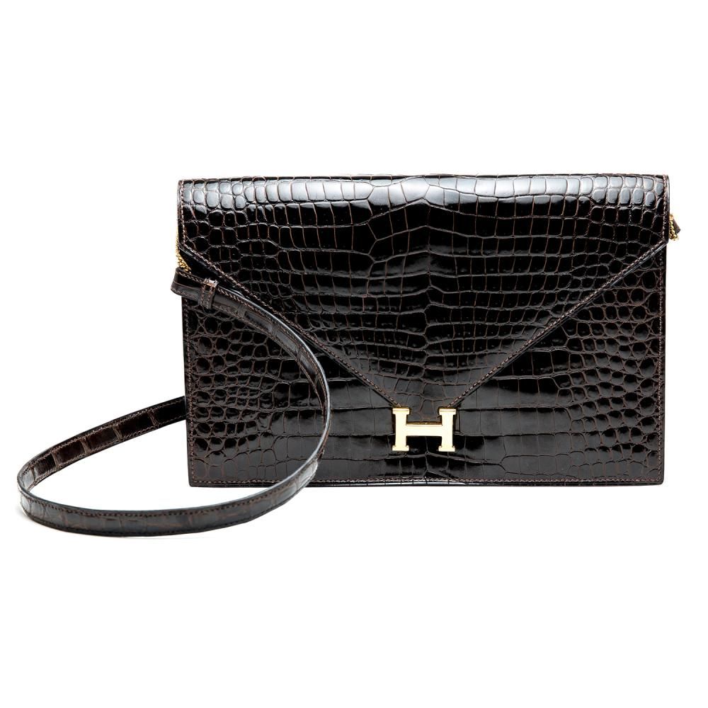 HERMÈS PARIS ANNÉE 1982 Pouch / Handbag Lydie 25 cm in brown cocoa crocodile (crocodylus porosus) Hardware in gilt metalSnap button...