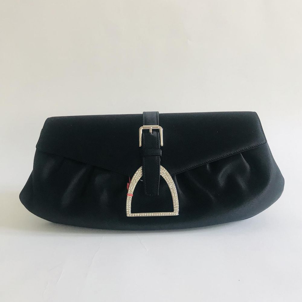 RALPH LAUREN Pochette du soir en satin noir Bijouterie en métal palladié partiellement recouvert de strass Fermeture par bouto...