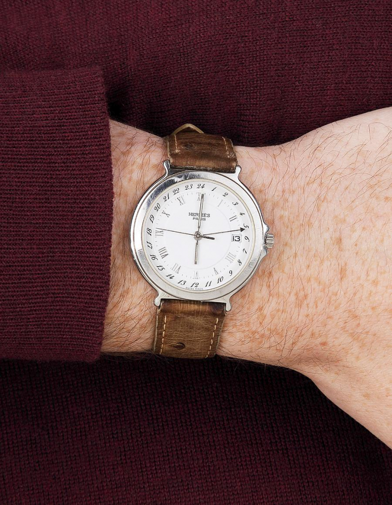 HERMÈS, CARRICK GMT Montre bracelet en acier avec fonction GMT. BOITIER: rond, fond clipé. CADRAN: blanc, minuterie chemin de fer,...