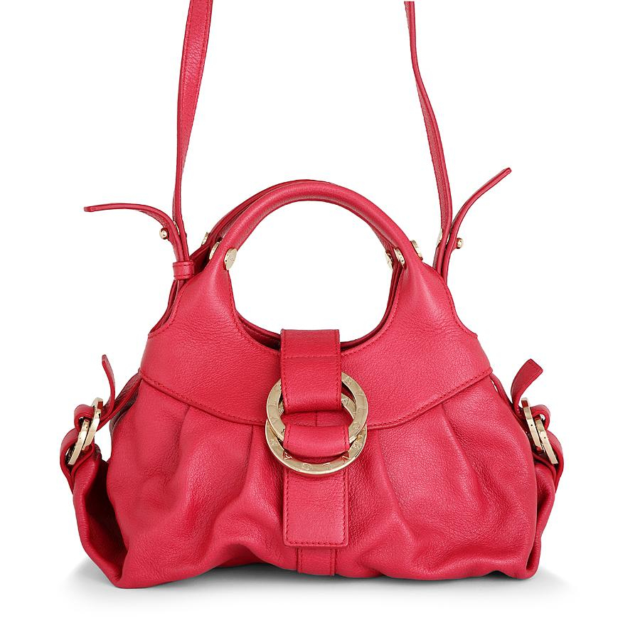 BULGARI, Petit sac porté main modèle ELETTRA en cuir grainé couleur framboise Intérieur en tissu beige, bandoulière amovible Très bo...